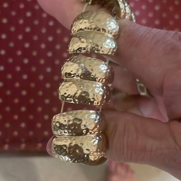 Gold tone stretch bracelet, barely used - Picture 3 of 4